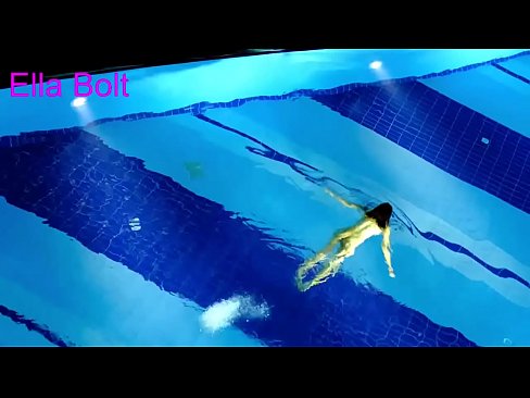 ❤️ मी पाहणे थांबवू शकत नाही, तरुण गोरा ELLA BOLT रिसॉर्ट पूलमध्ये नग्न पोहताना पकडला गेला ❌ लिंग ❌️